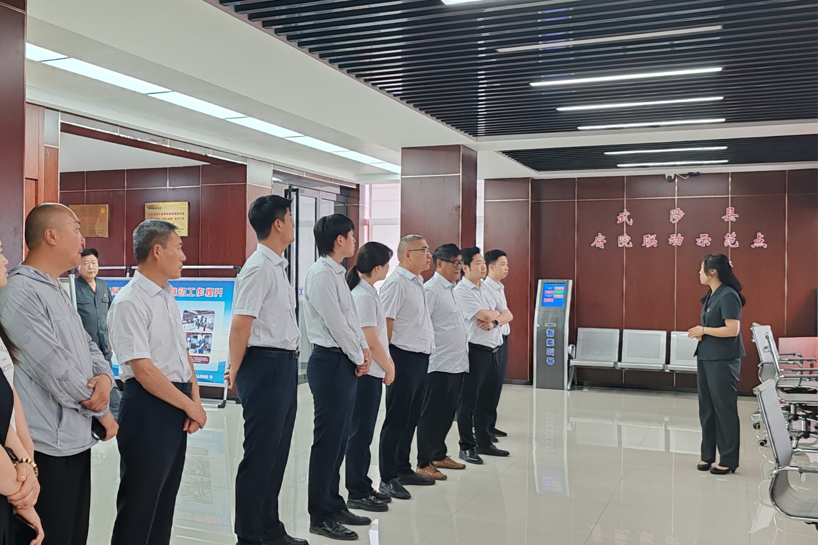 武陟法院：邀请企业走进道交中心  体验智慧法院成果