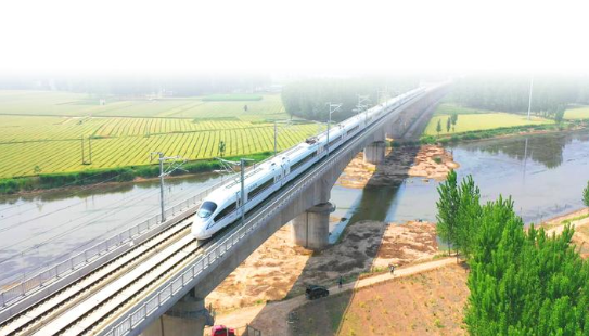 将濮阳的公路建设推进了"快车道",濮鹤高速,大广高速,濮范高速,台辉