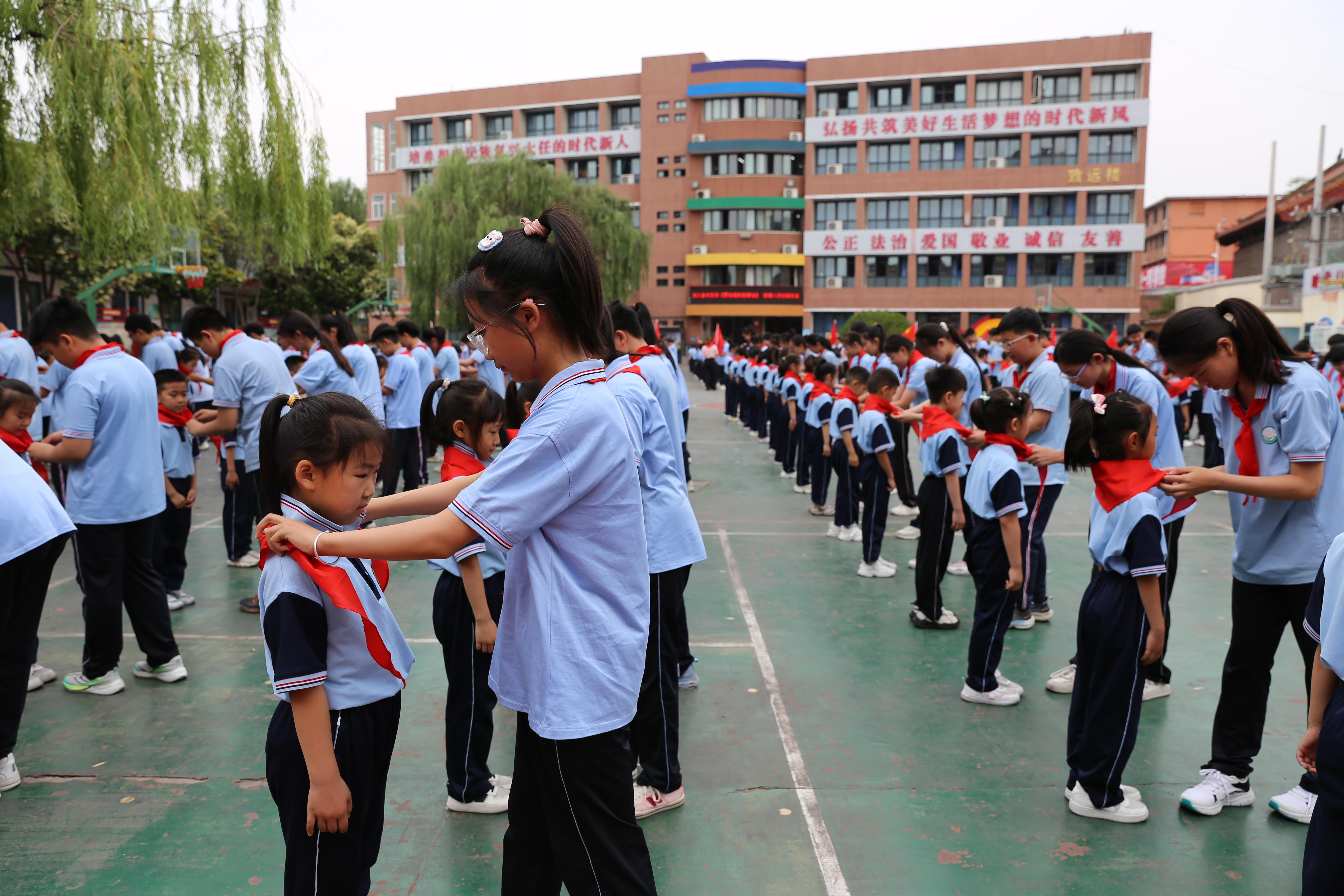 济源:济水西关学校举行"红领巾爱祖国"少先队入队仪式
