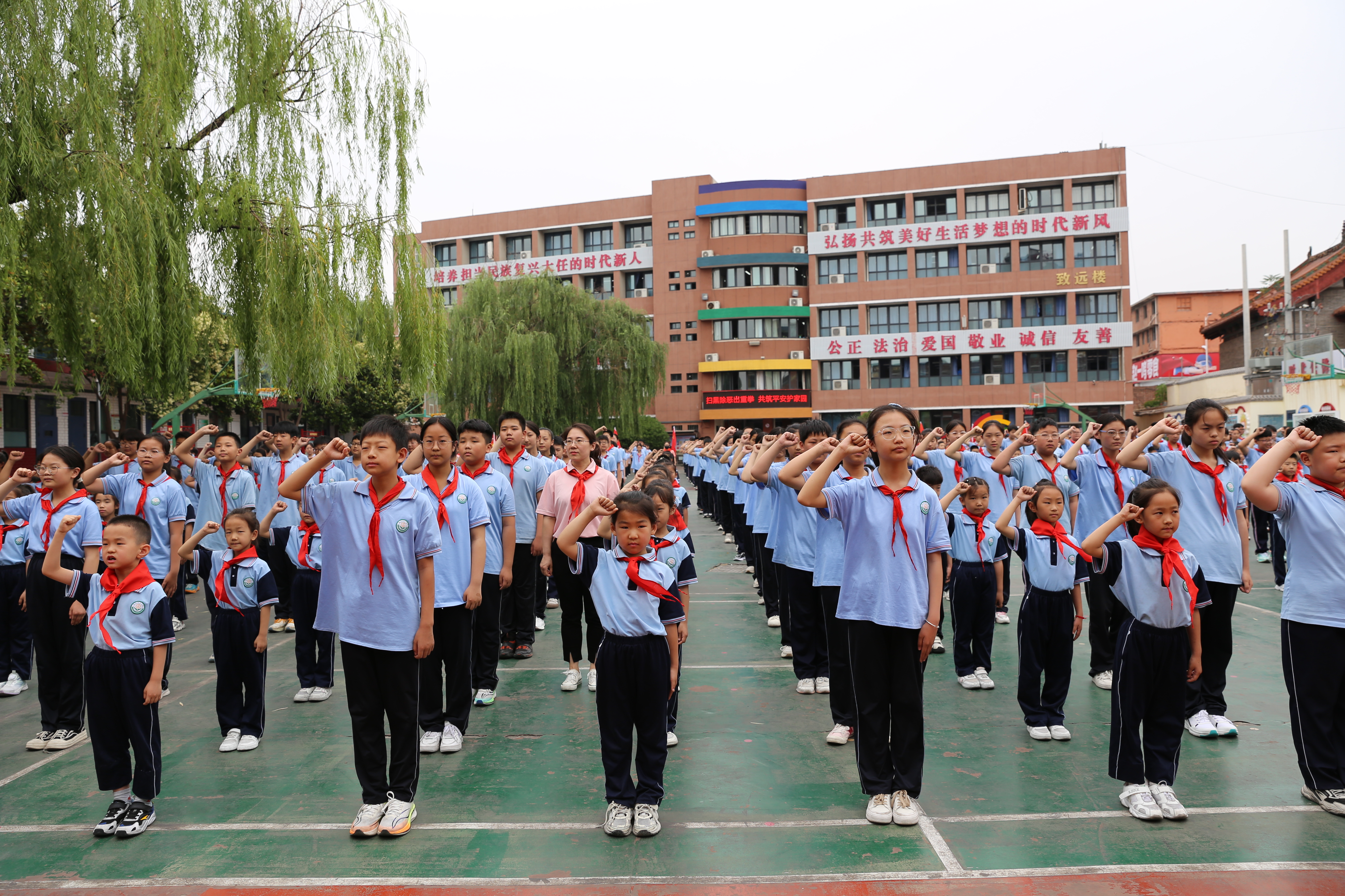 济源:济水西关学校举行"红领巾爱祖国"少先队入队仪式