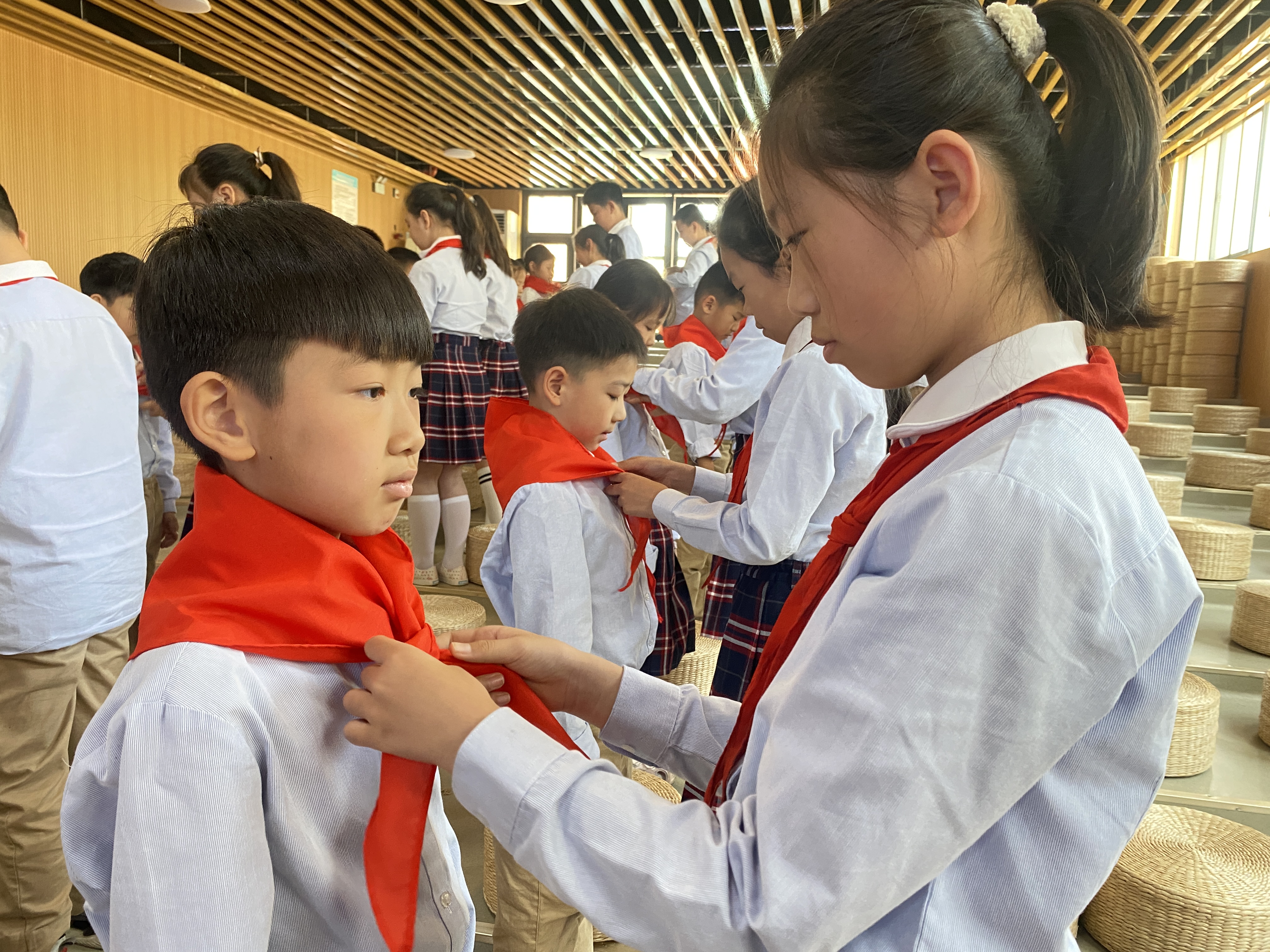 郑州高新区宏达路小学举行新少先队员入队仪式