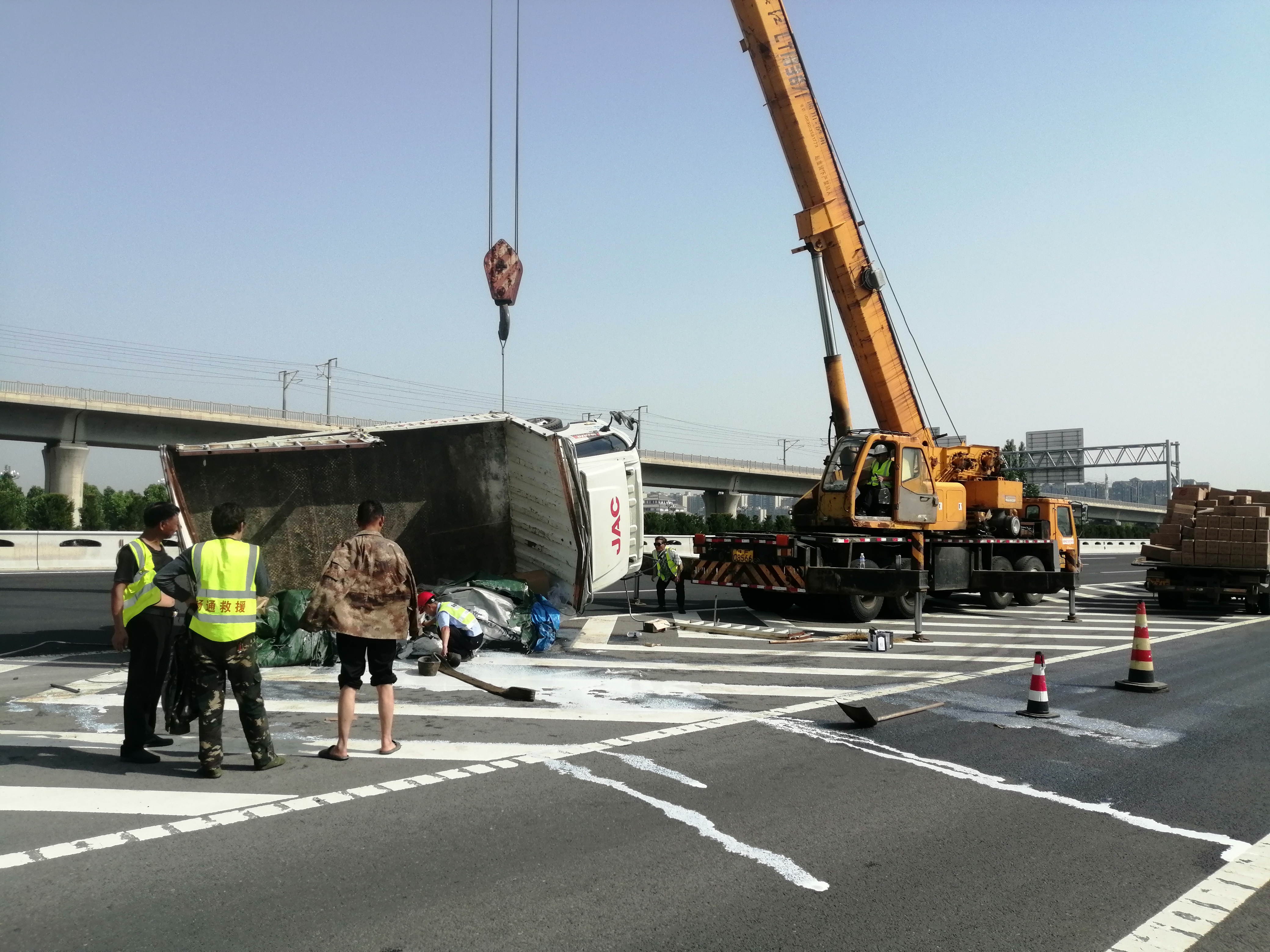 小货车连环爆胎 侧翻高速路
