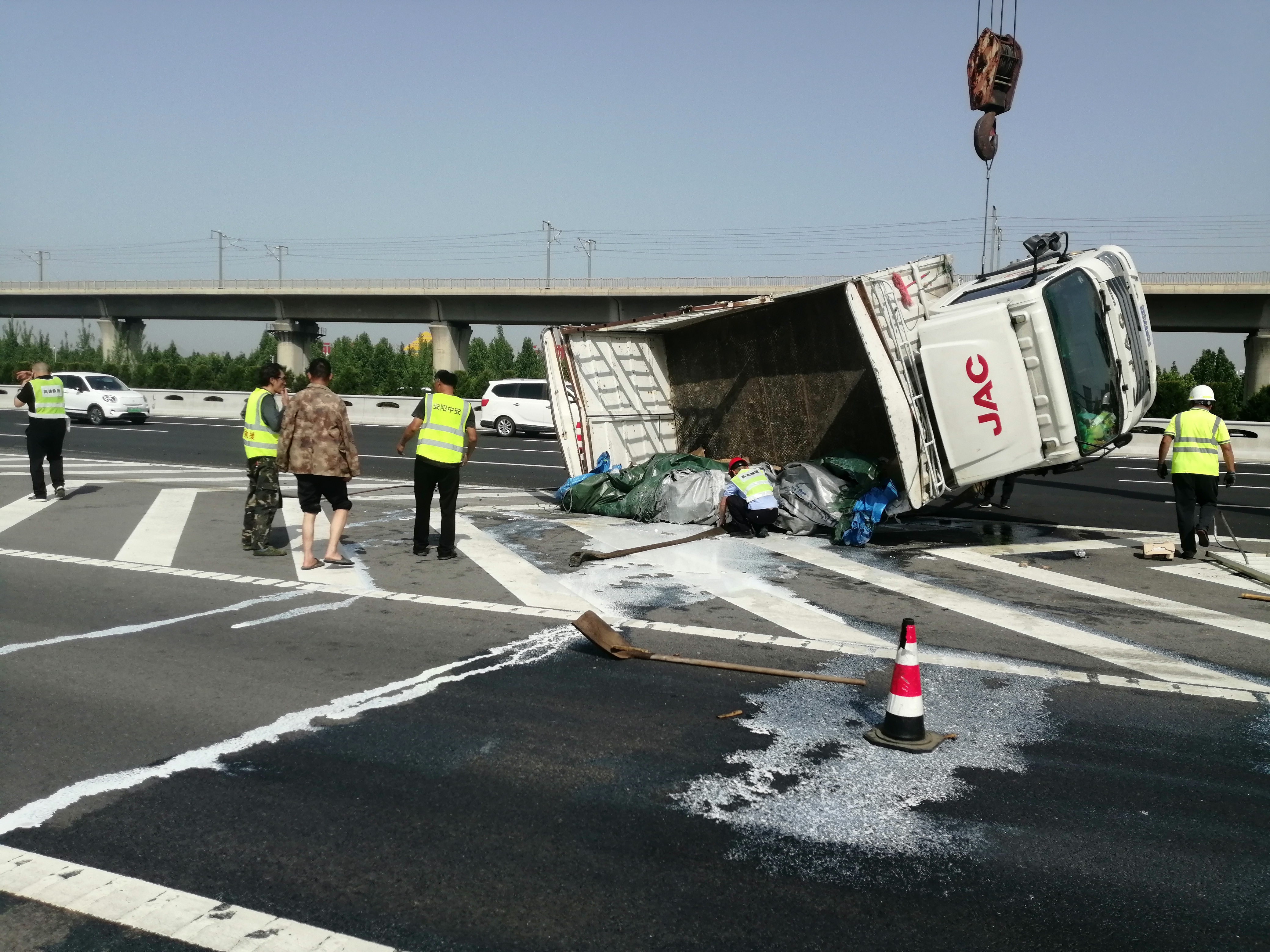 小货车连环爆胎 侧翻高速路