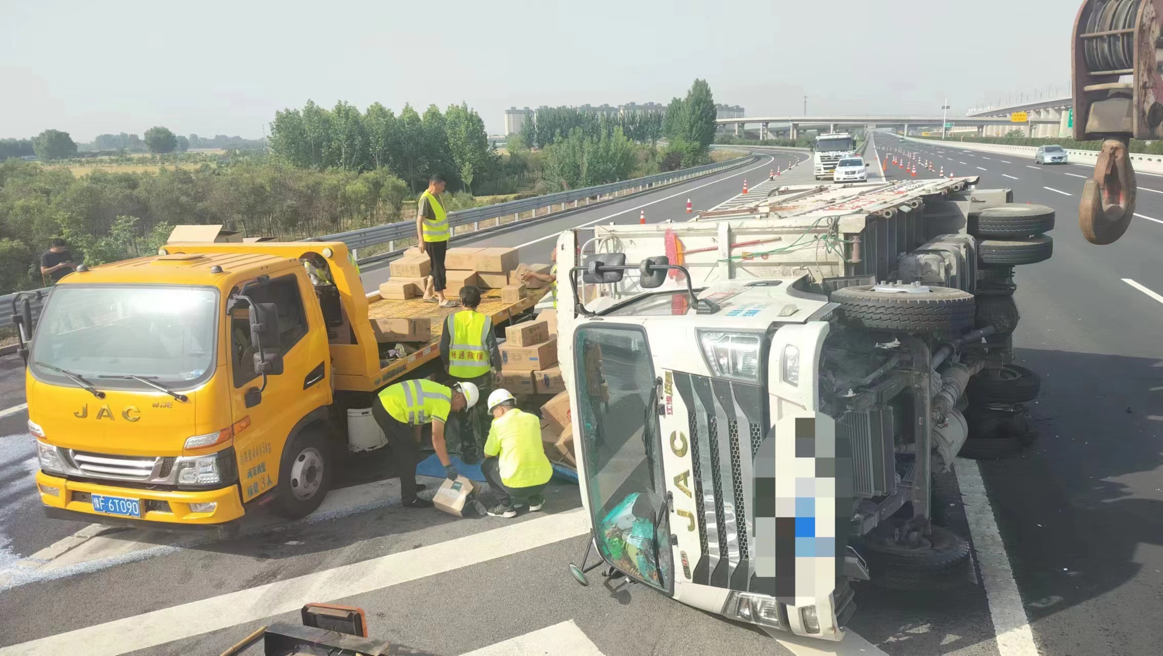 小货车连环爆胎 侧翻高速路