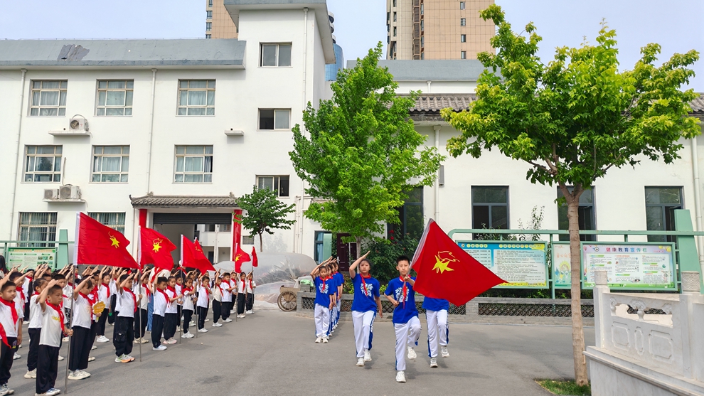 安阳市铁西路小学:举行新队员入队仪式