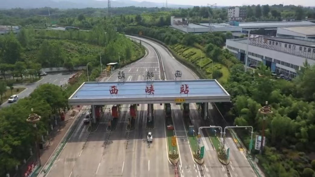 据了解,实施"两路一桥"差异化收费以来,高速工作人员不断优化服务体验