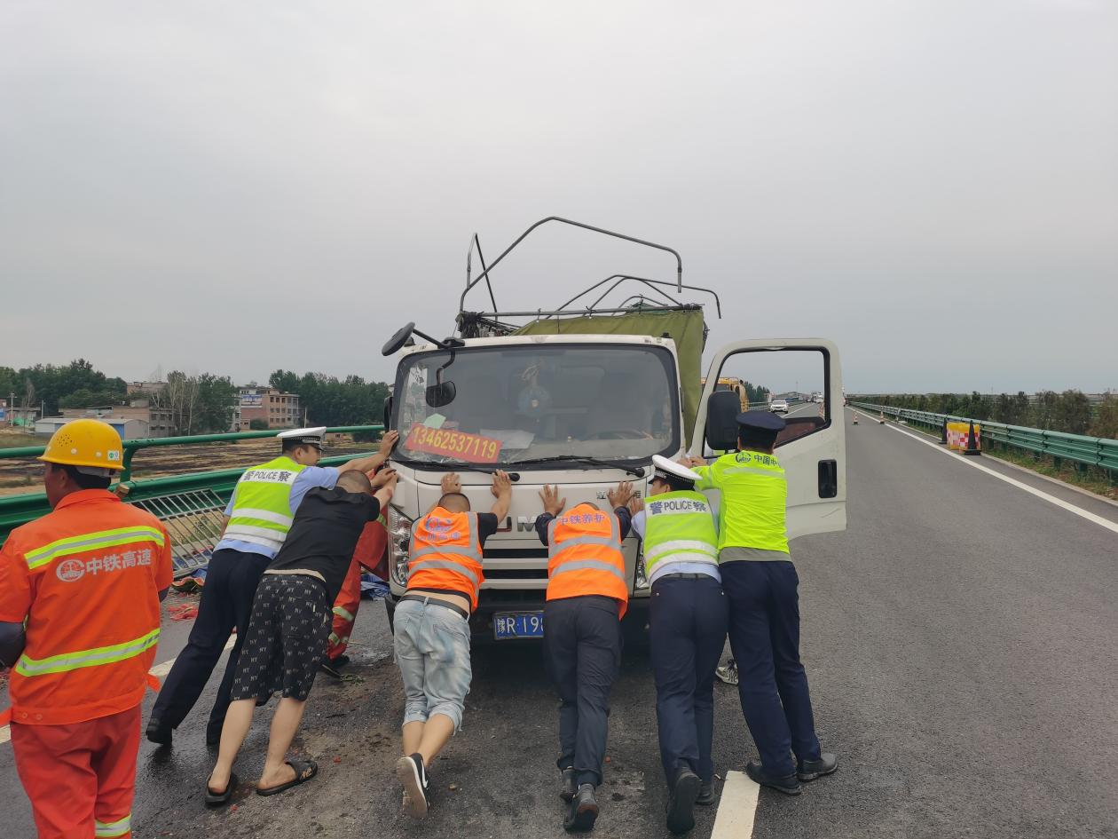 【洛阳高速交警】瓜车高速公路翻车 交警救援并帮其卖瓜