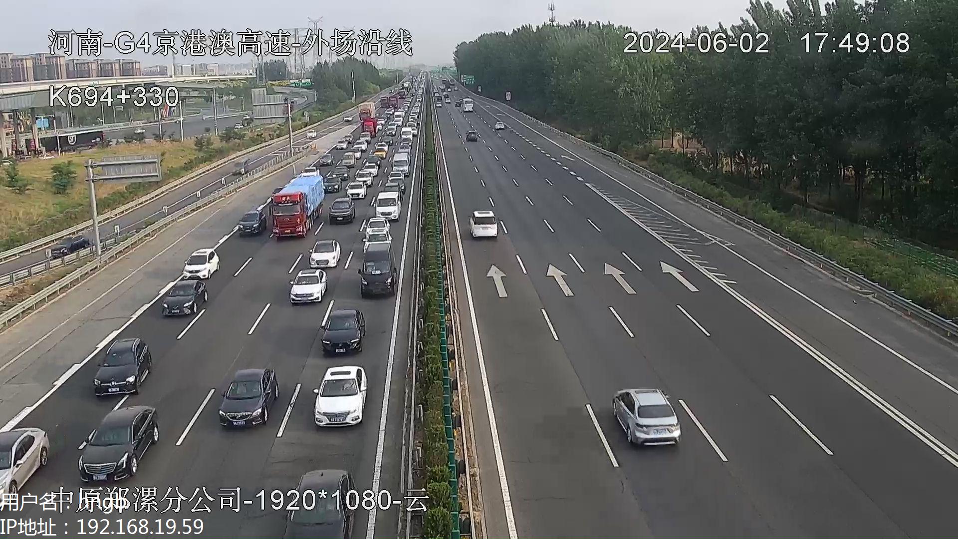 傍晚时分，郑州周边部分高速车流量大
