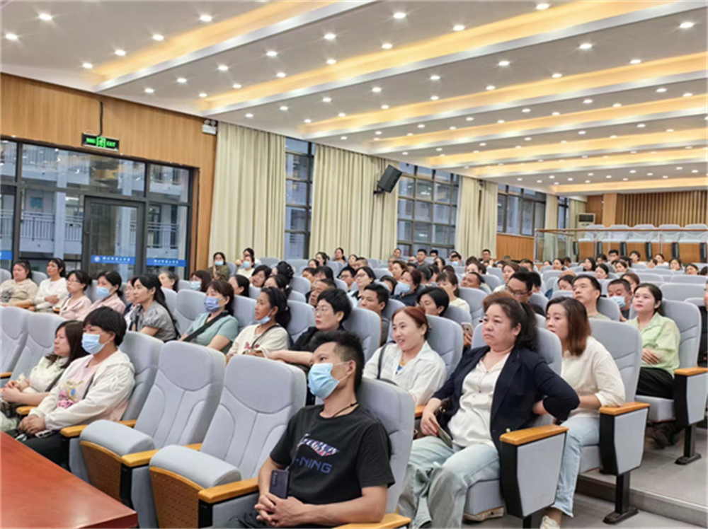 郑州三中开展心理健康教育讲座