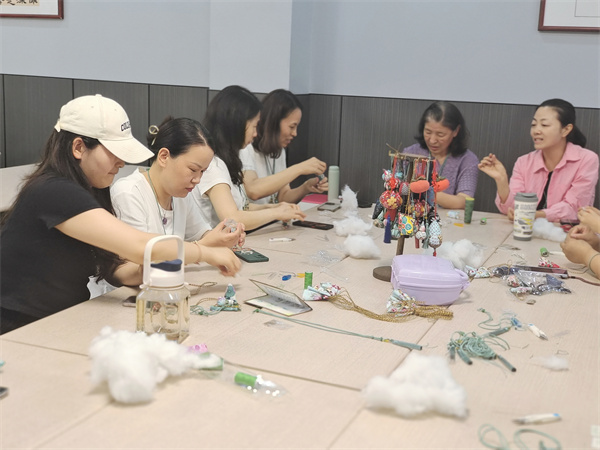 郑州市管城区春晓小学开展“巧手做香囊 端午送安康”活动