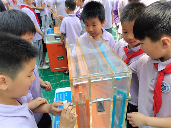 郑州市管城回族区东三马路小学开展科普进校园活动