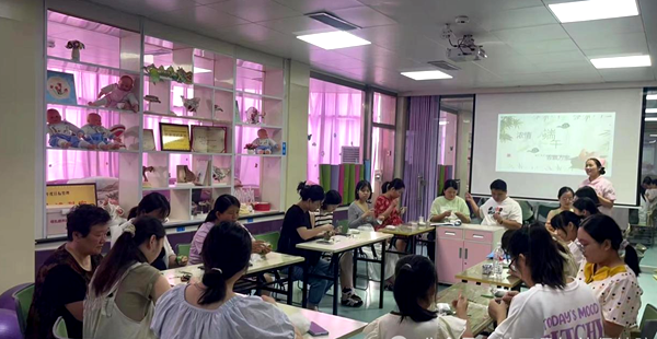 镇平县妇幼保健院孕妇学校：浓情端午 “艾”在身边