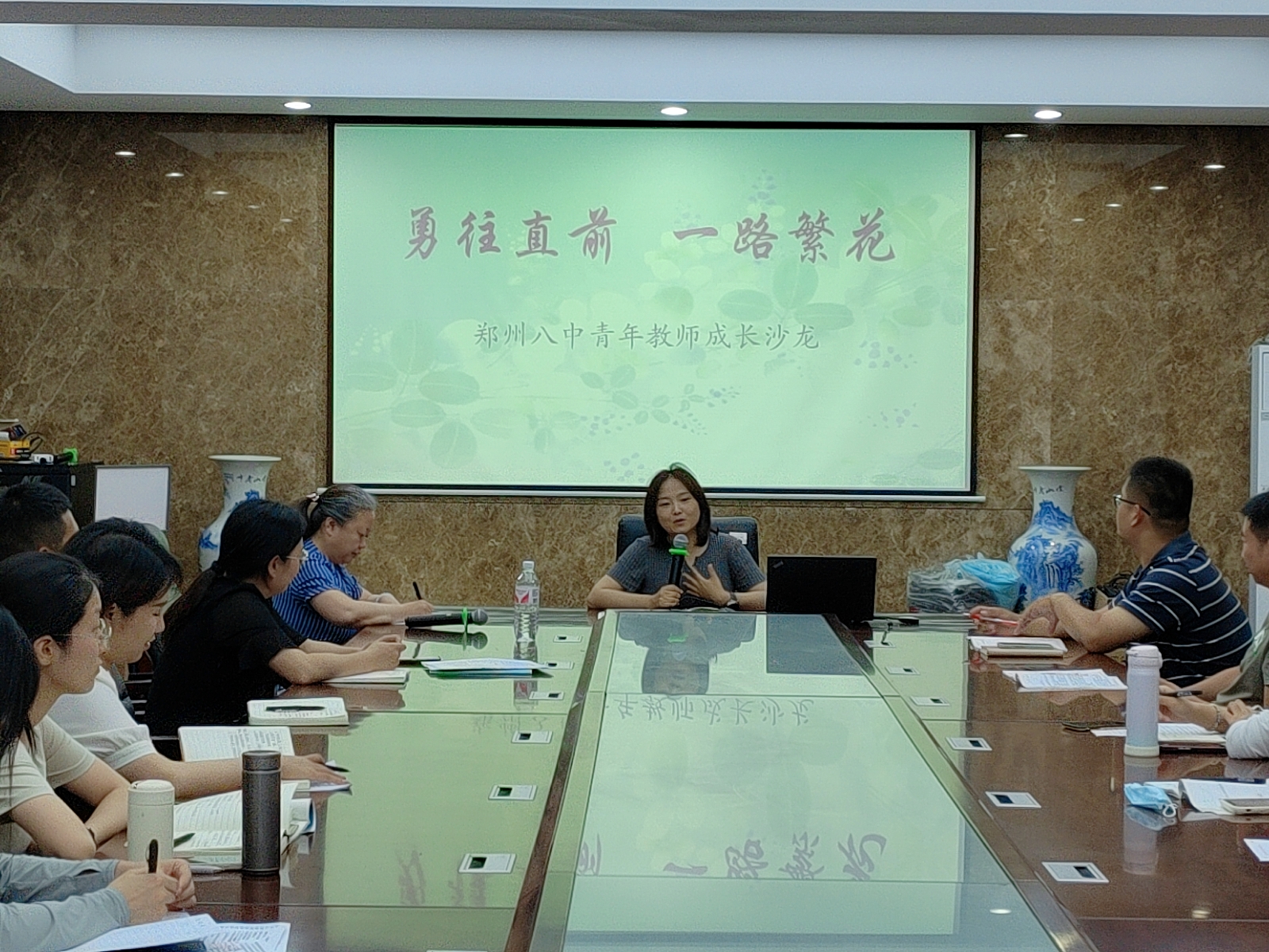 总结反思再提升 郑州八中召开青年教师期末总结会