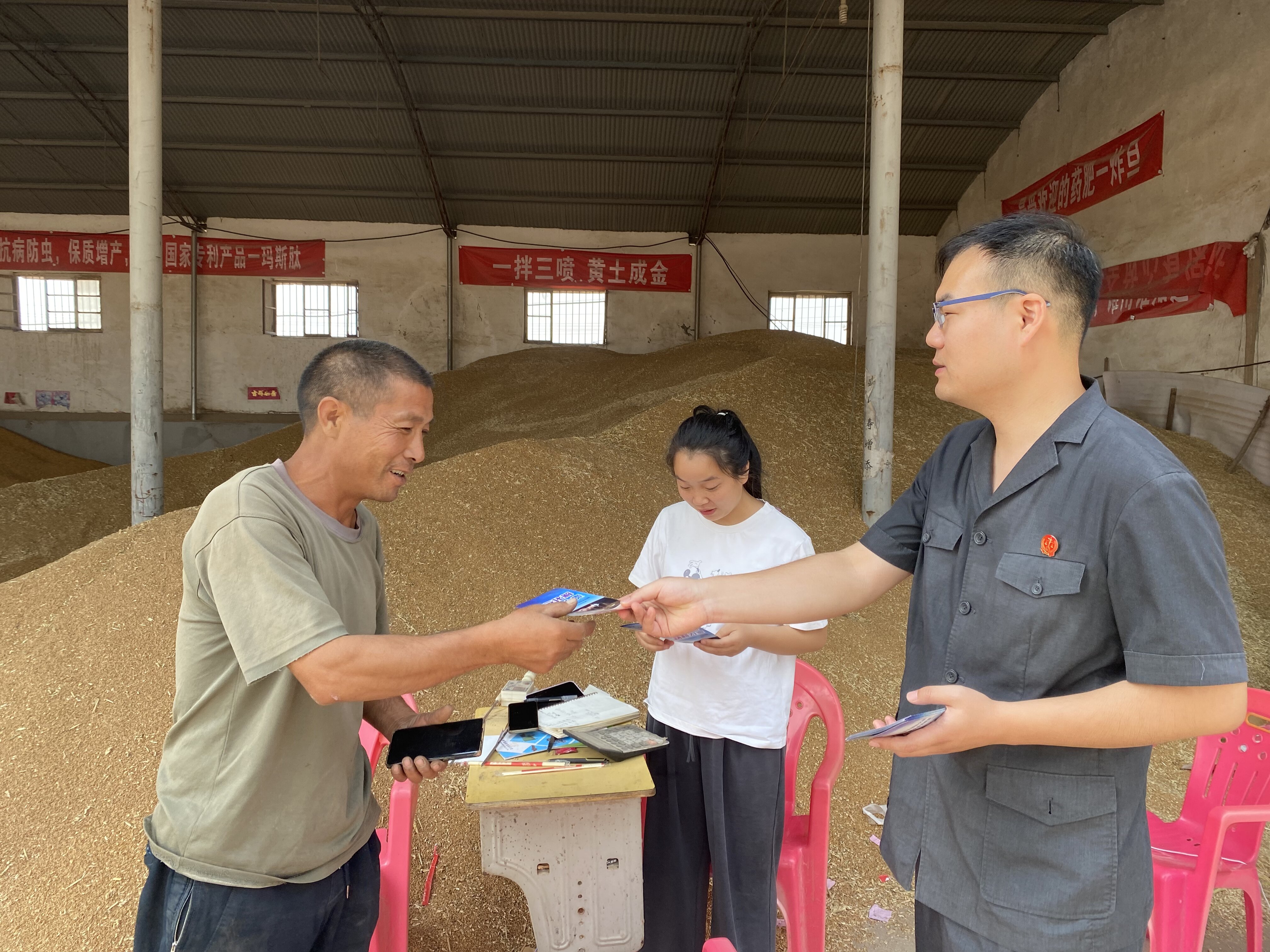 武陟县法院沁南法庭：法润“三农” 助力“三夏”