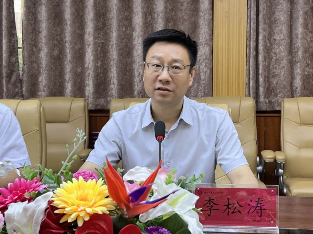 新闻中心>映象新闻>正文> 结合学校社团工作现状,李校长从以下8个方面