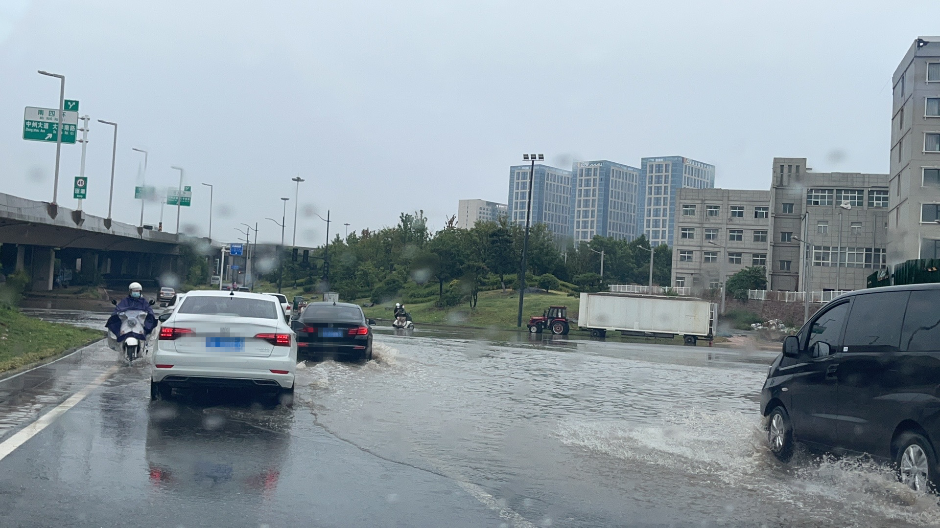 郑州因降雨多路段积水，请注意绕行！