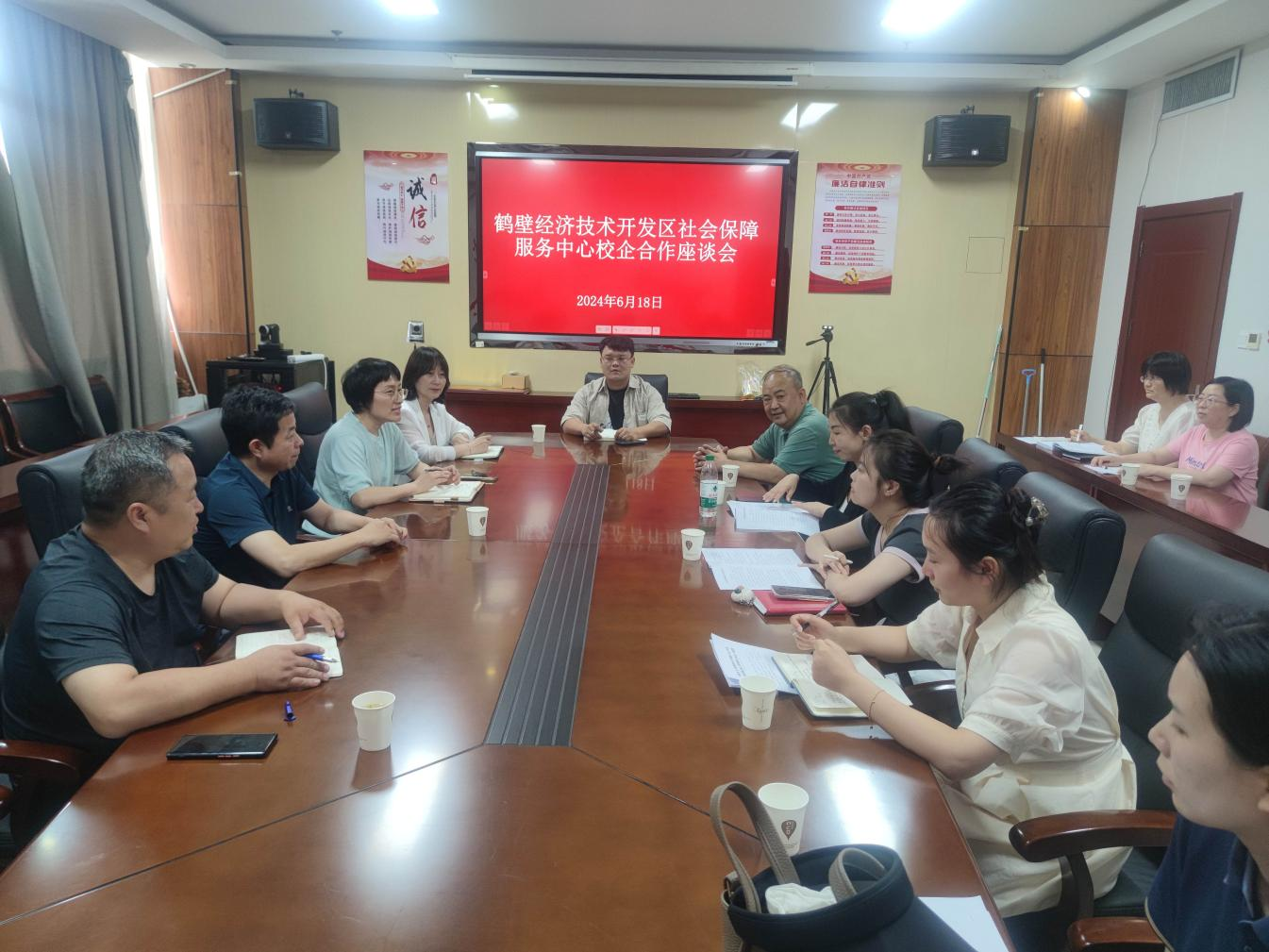 鹤壁经开区召开“百日千万招聘专项行动”校企合作座谈会