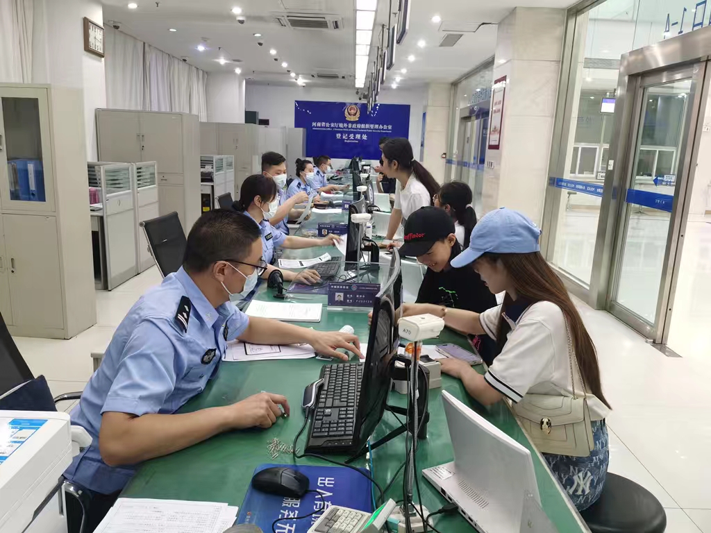 为暑期出行提供便利！郑州市公安出入境开设暑期夜间办证专场