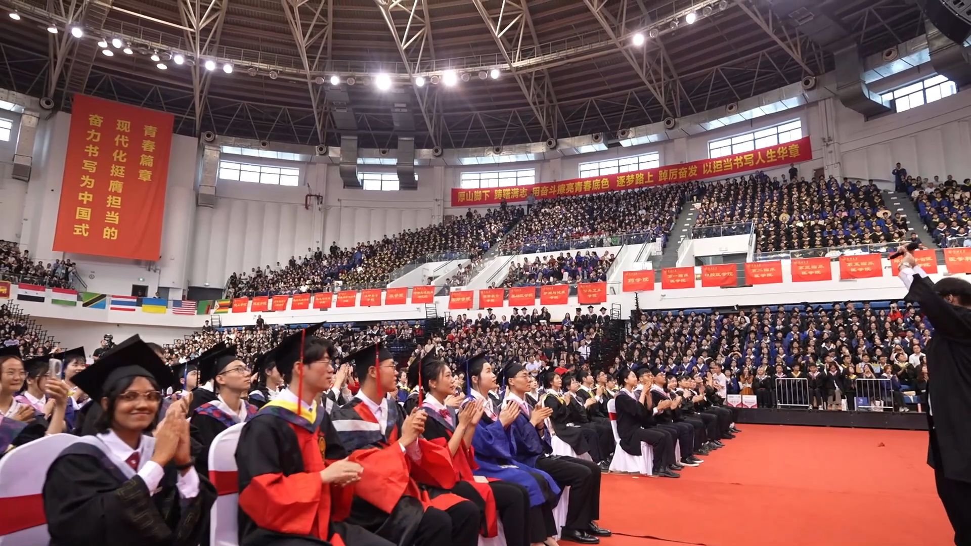 怀念吗？热辣滚烫的毕业季 | 大象时政+Vlog