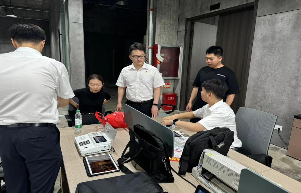 中信银行信阳分行开展“党旗在一线高高飘扬”主题活动