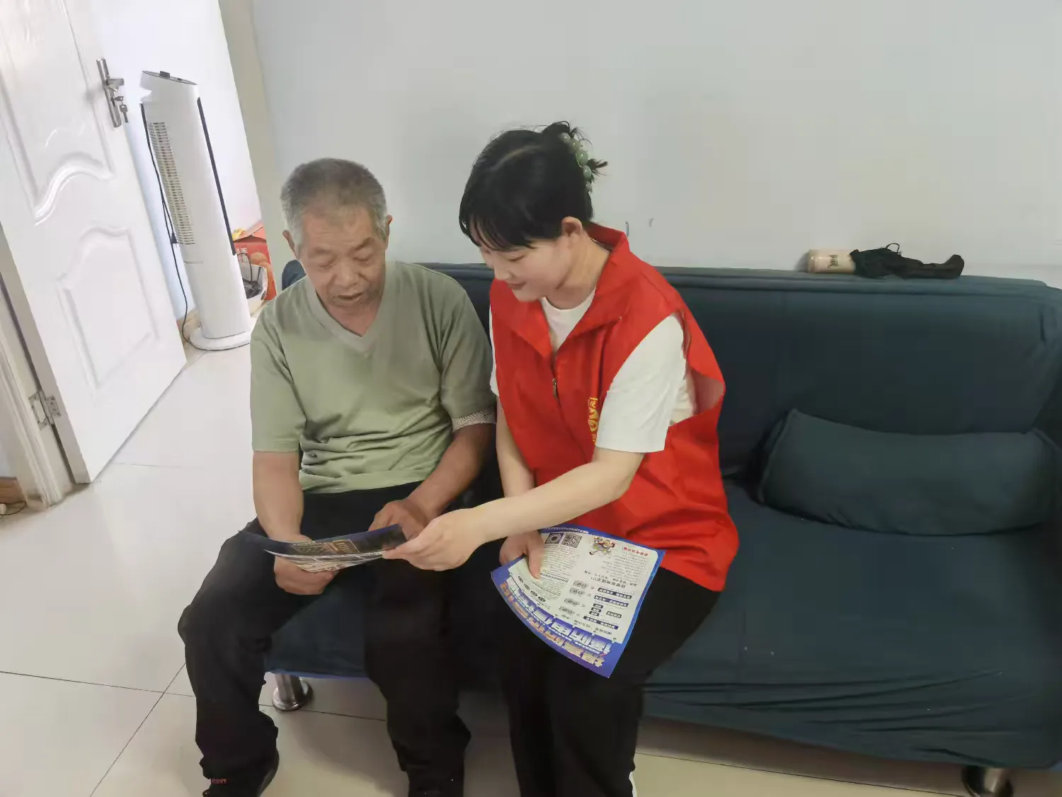 鹤壁经开区：敲门入户“零距离” 反诈宣传“送到家”