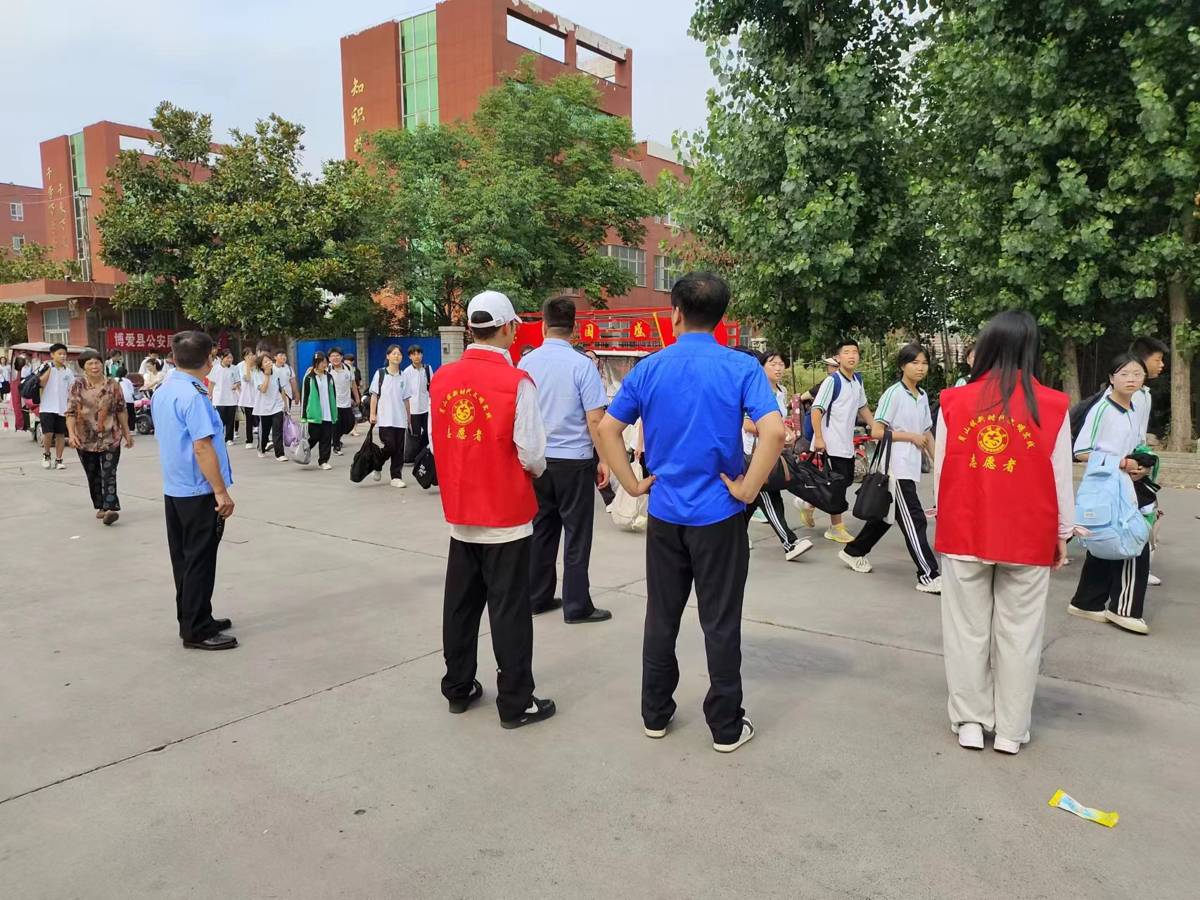 站好护学岗 护航保安全