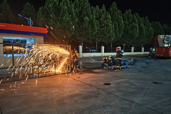 鹤壁经济技术开发区消防救援大队开展纵深灭火救人操训练