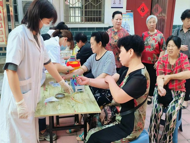 鲁山县鲁阳街道开展关爱老人健康服务活动