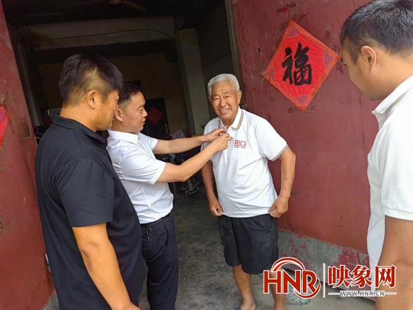 商丘市梁园区平原街道：走基层送温暖 人大代表走访慰问老党员