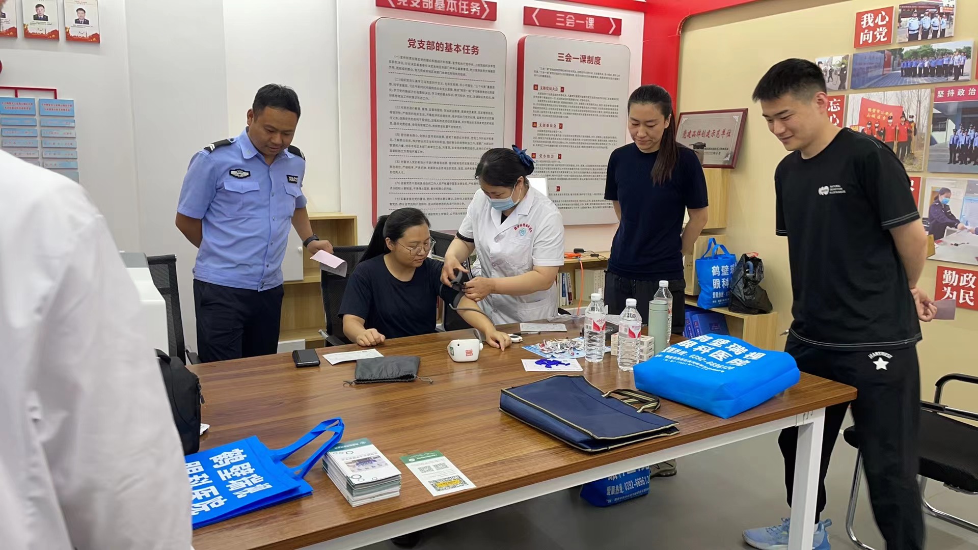鹤壁市公安局山城区分局夏季“四送”活动润警心