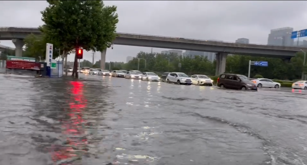 商鼎路东三环路面有积水