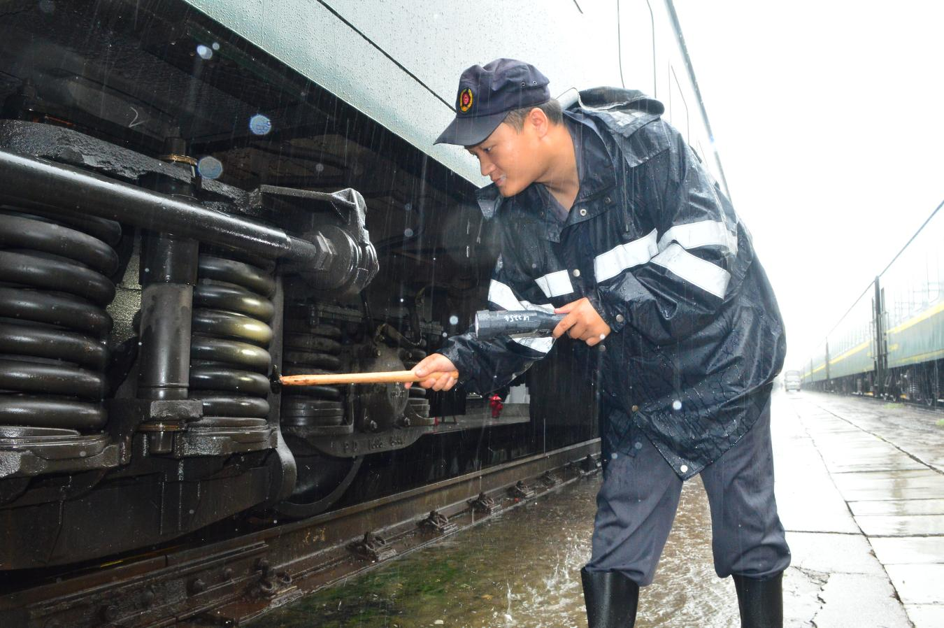 安澜2024|郑州车辆段:多措并举 恶劣天气确保行车安全