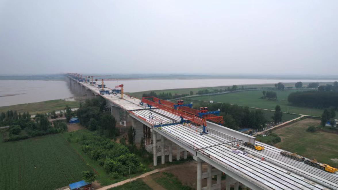 全桥贯通!国道230新开黄河大桥项目t梁架设完成