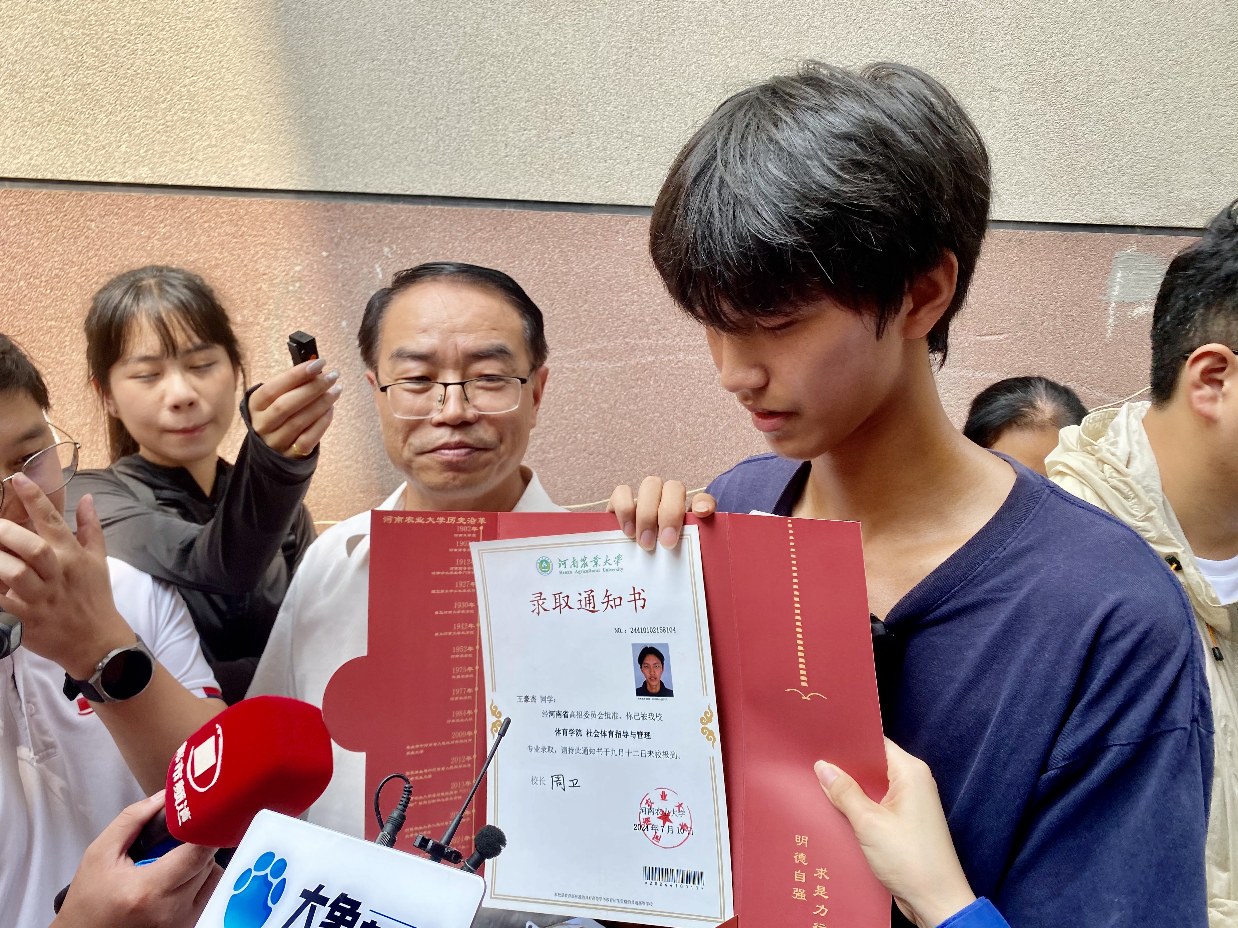 请查收!河南高考录取通知书今起开始投递,第一个收到的是他