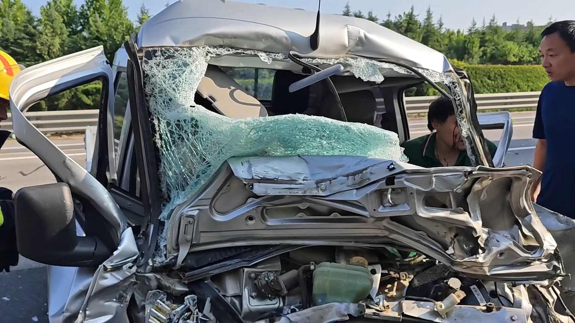 河南洛阳：连霍高速段两辆小货车相撞两人被困 消防紧急救援