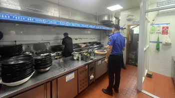 郑州高新区枫杨办事处 严控餐饮油烟 共护美丽蓝天