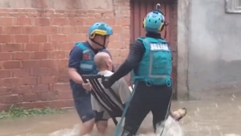 南阳暴雨80岁老两口被困，救援人员用椅子将老人抬出