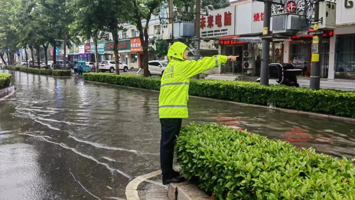 持续降雨！河南一地交警发出提醒→