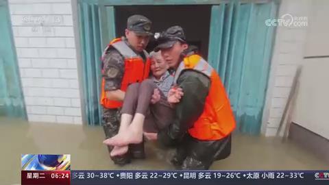 【央视关注河南南阳】强降雨致乡村被淹 武警官兵紧急转移群众