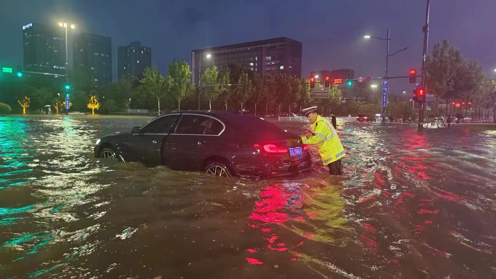 安澜2024 | 车辆涉水熄火如何自救？郑州交警实景演示