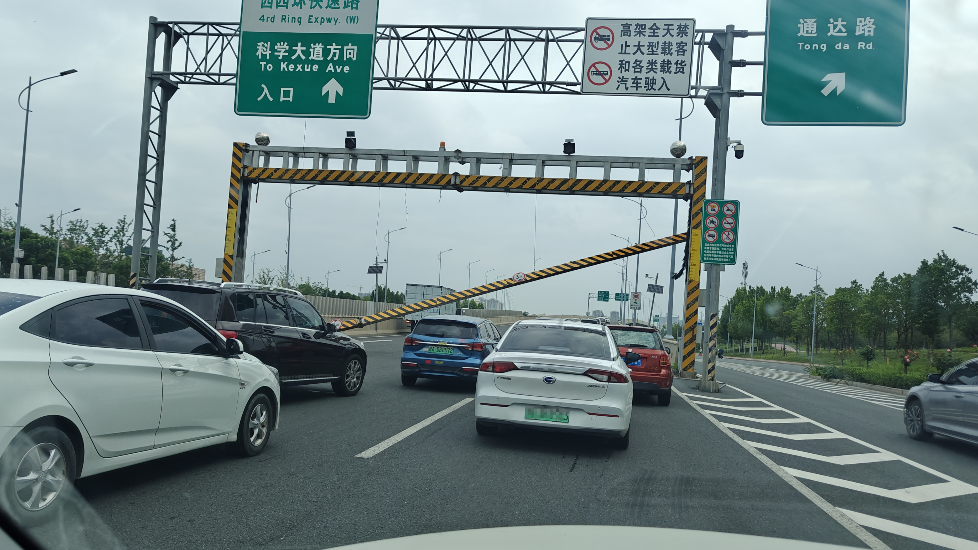 郑州西四环郑上路限高杆被撞，注意减速慢行！