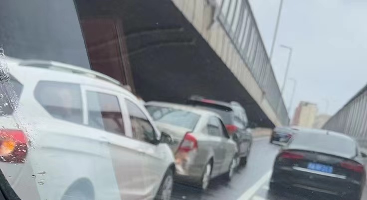 注意！陇海高架这里有三车追尾！