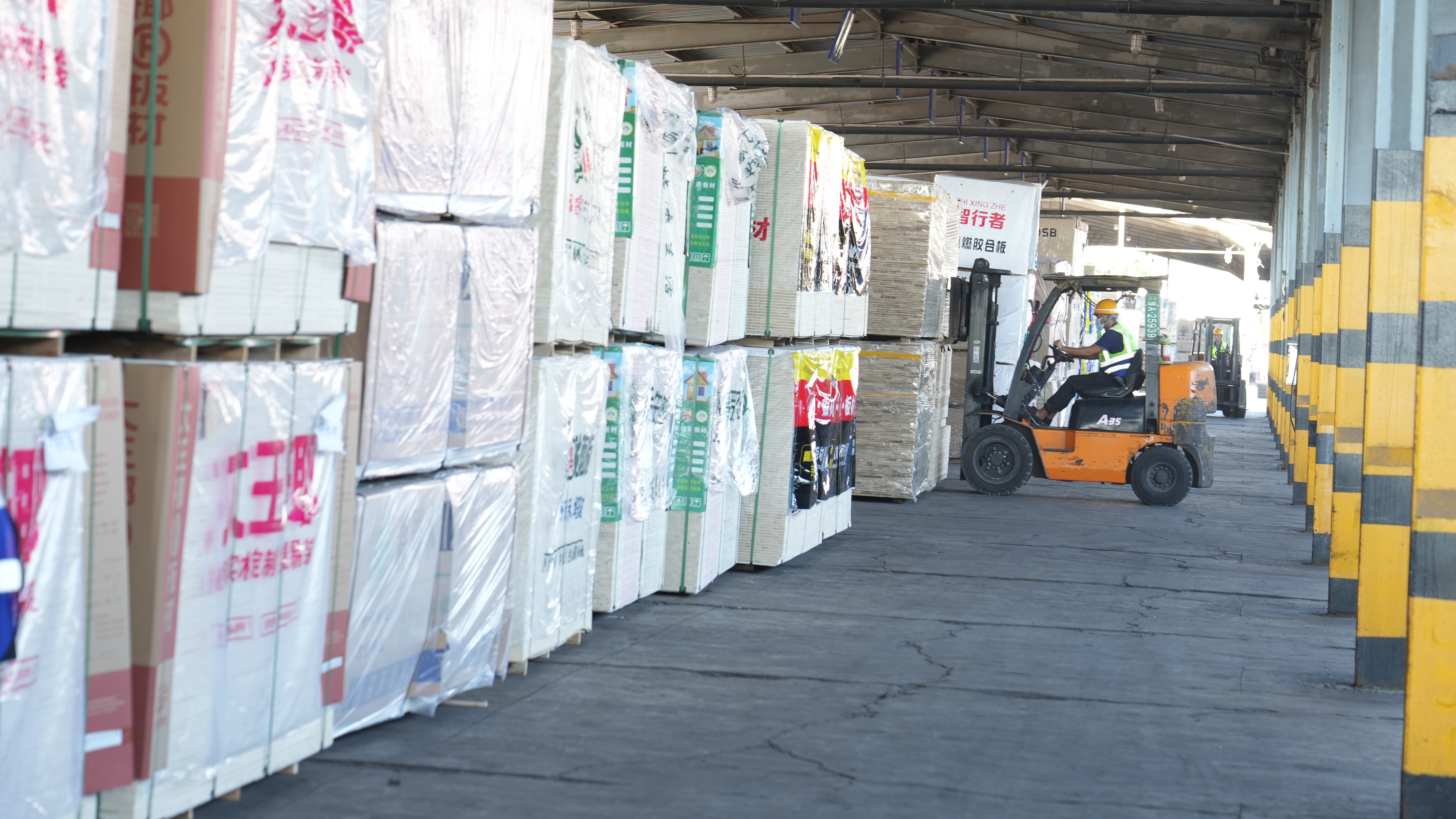 助力企业降本增效！开封首趟城际货运班列开行