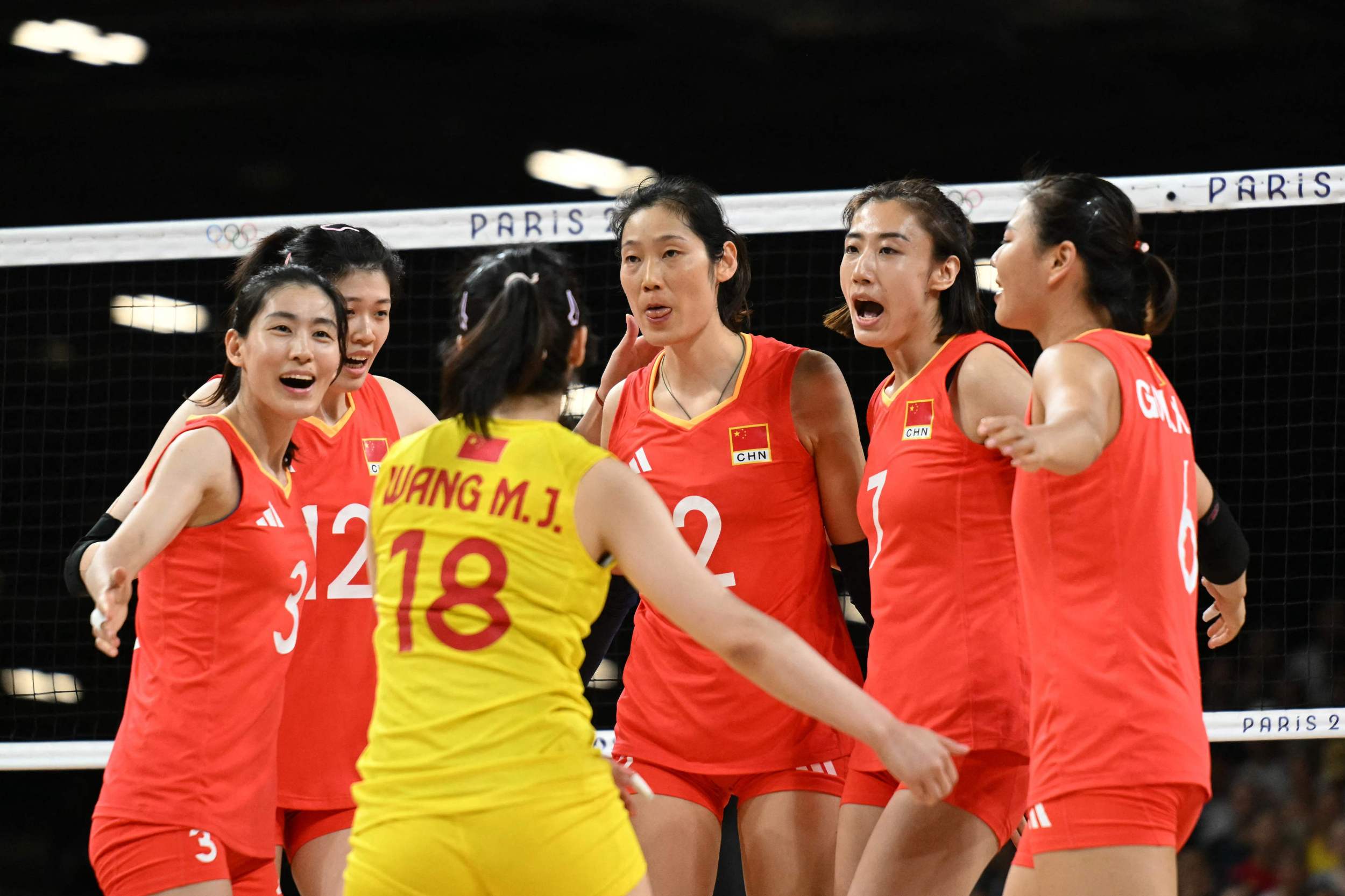 奥运瞬间 | 中国女排3-0横扫东道主法国女排提前出线