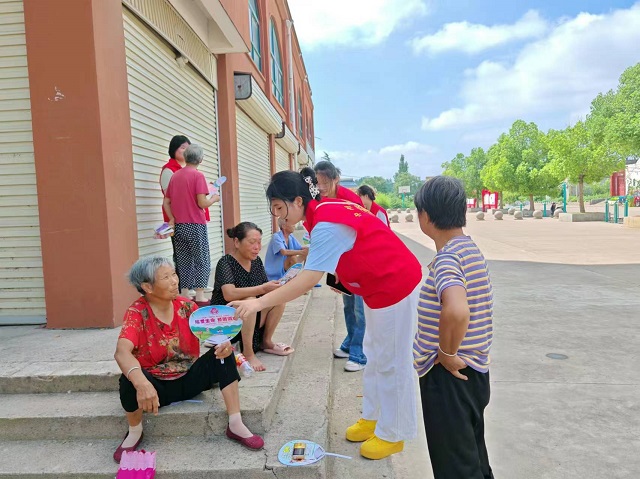 鲁山县梁洼镇：暑期大学生积极参与志愿服务活动