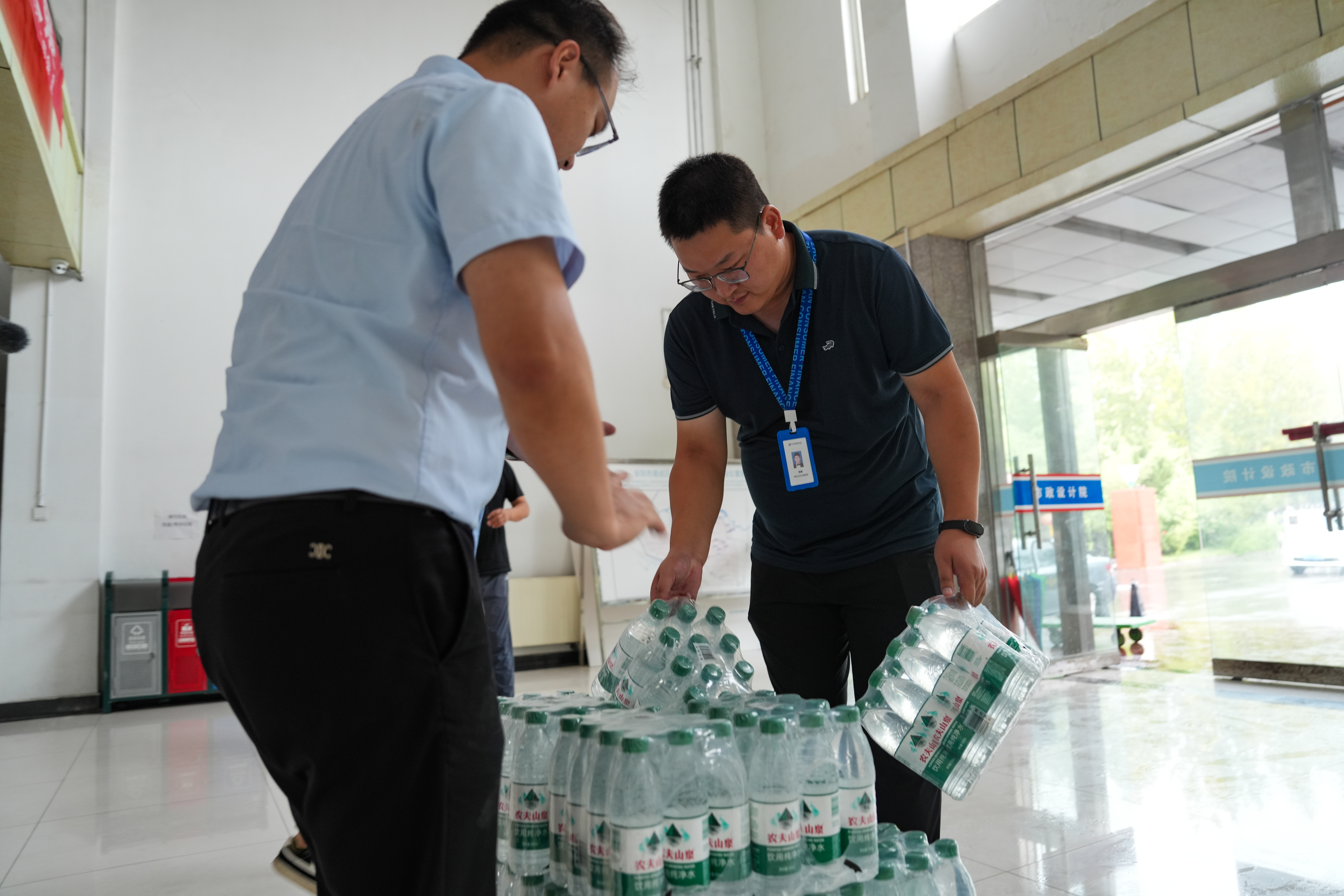 夏日送清凉！中原消费金融直销事业部开展关爱新市民活动