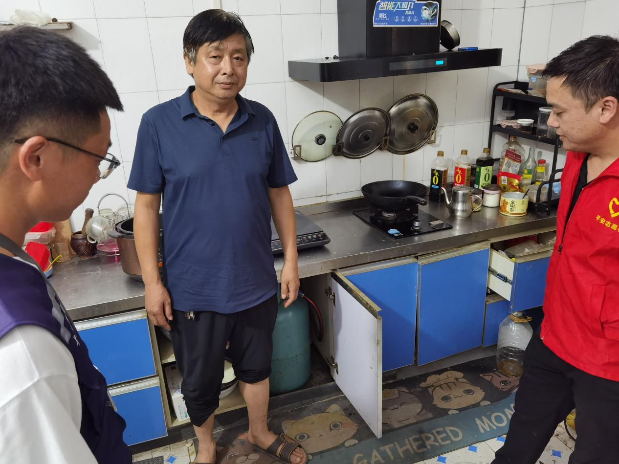 郑州市管城区十八里河街道：敲门入户送平安 筑牢安全防火墙