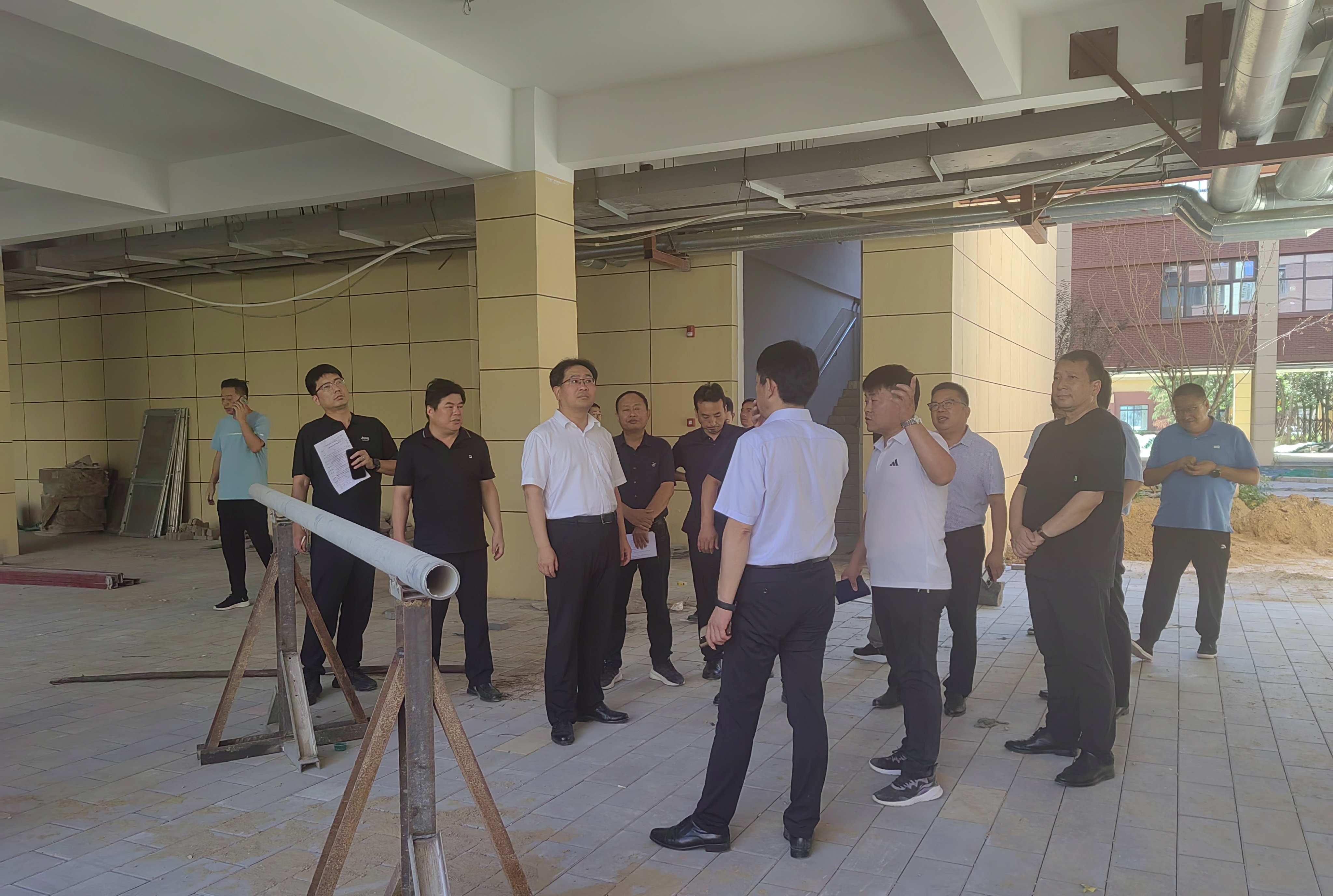 郑州高新区党工委副书记、管委会主任郭程明带队到科创中学走访调研施工进度