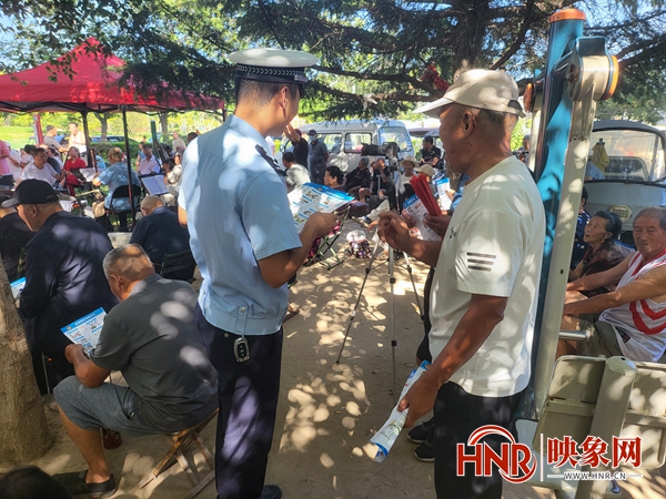 夏邑交警携手“民间剧团”为老年群体送“戏”说安全