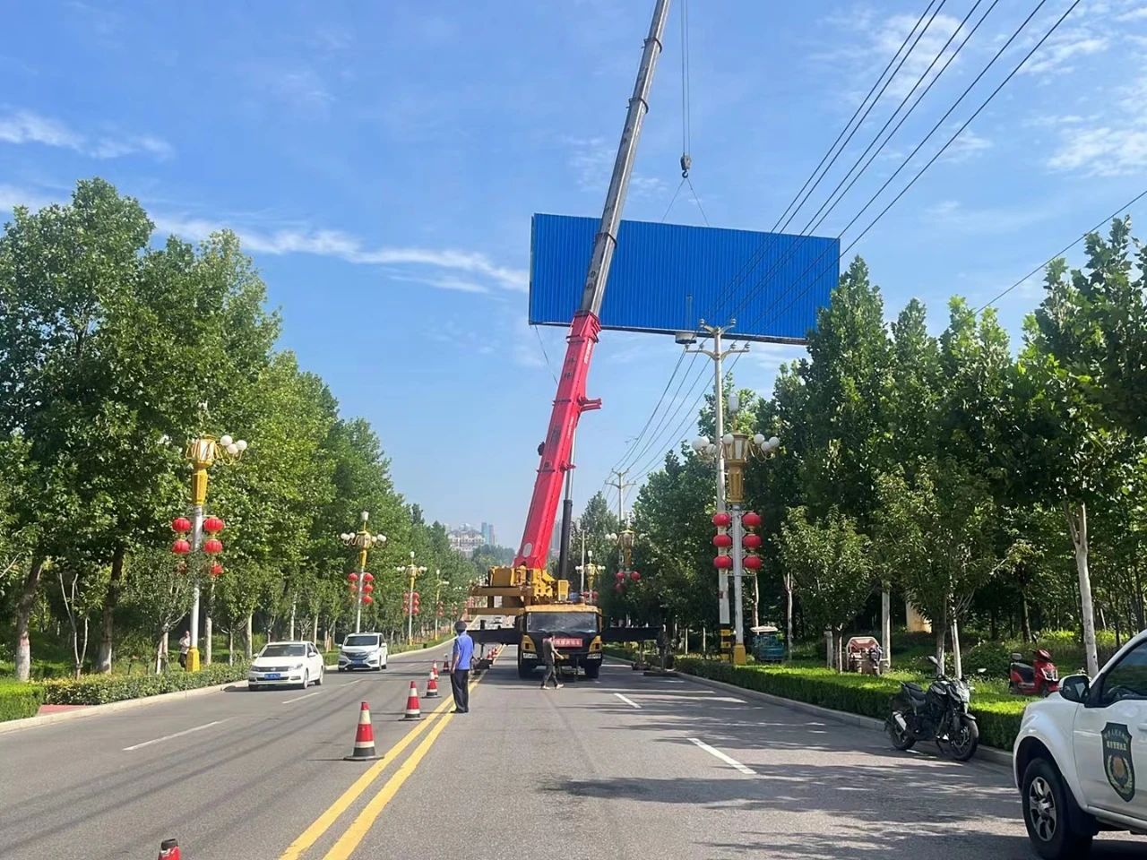 鹤壁市山城区城市管理局：拆除大型户外广告 消除城市高空隐患